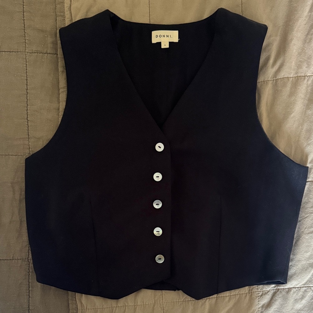 DONNI. Black Sleeveless Button-Front Vest